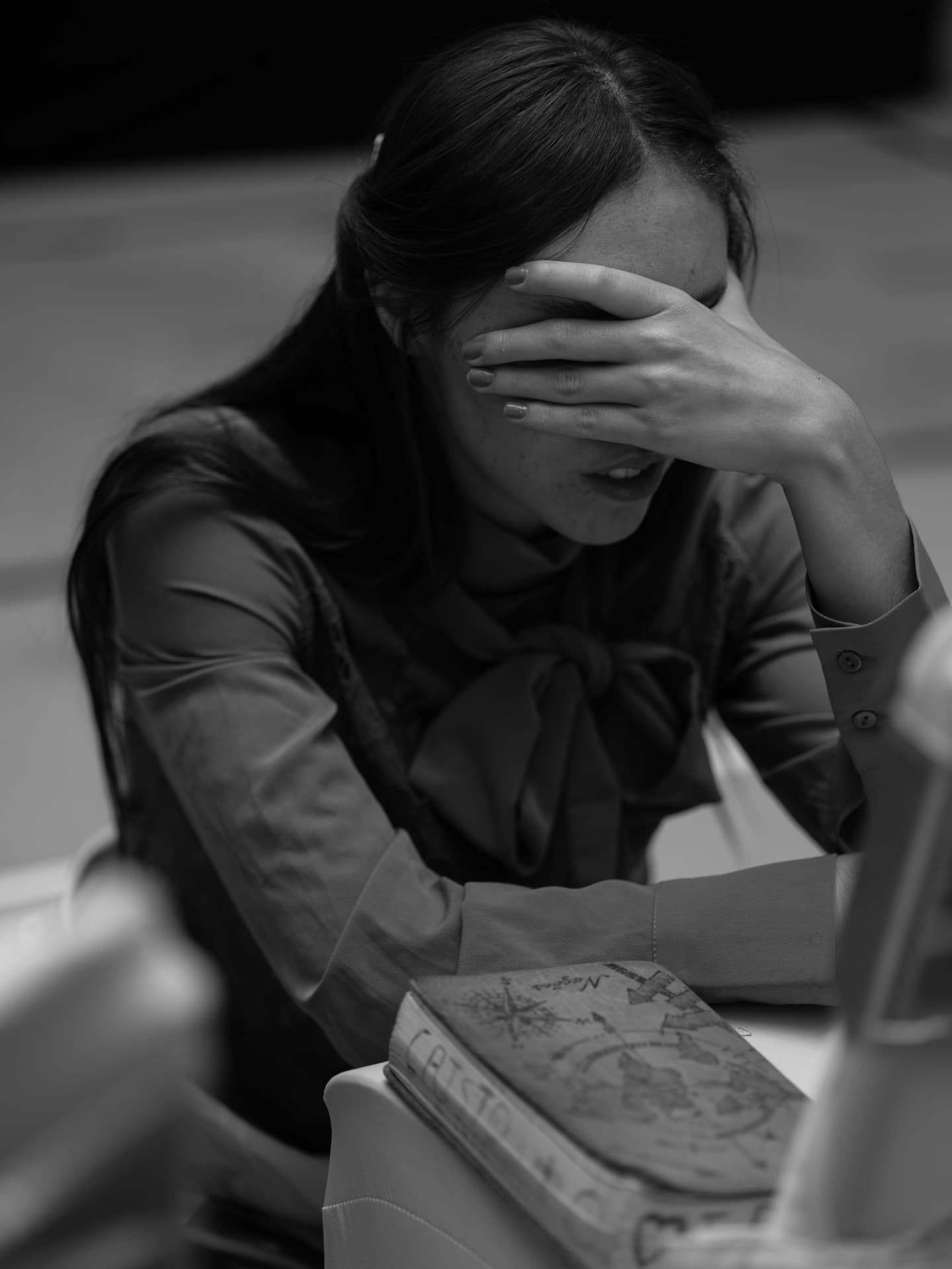 Mulher em oração profunda e emoção durante o Curadas para Servir