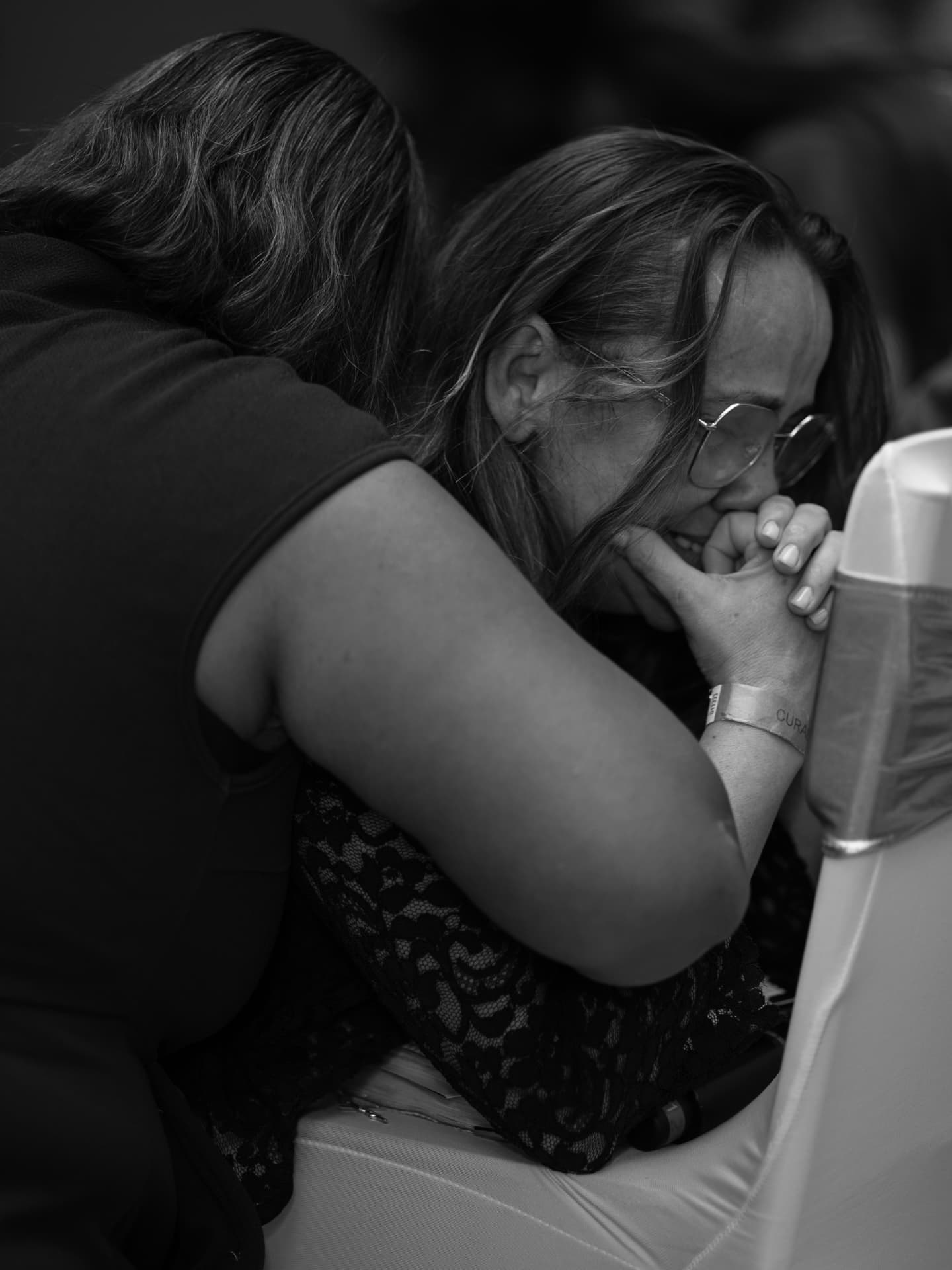 Duas mulheres em momento profundo de oração e comunhão durante o Curadas para Servir