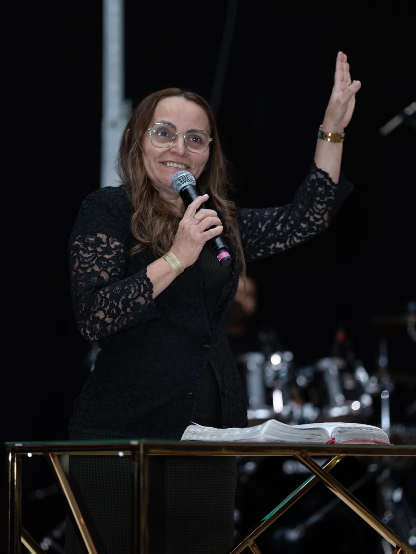 Miss. Edislene ministrando com microfone e a Bíblia aberta