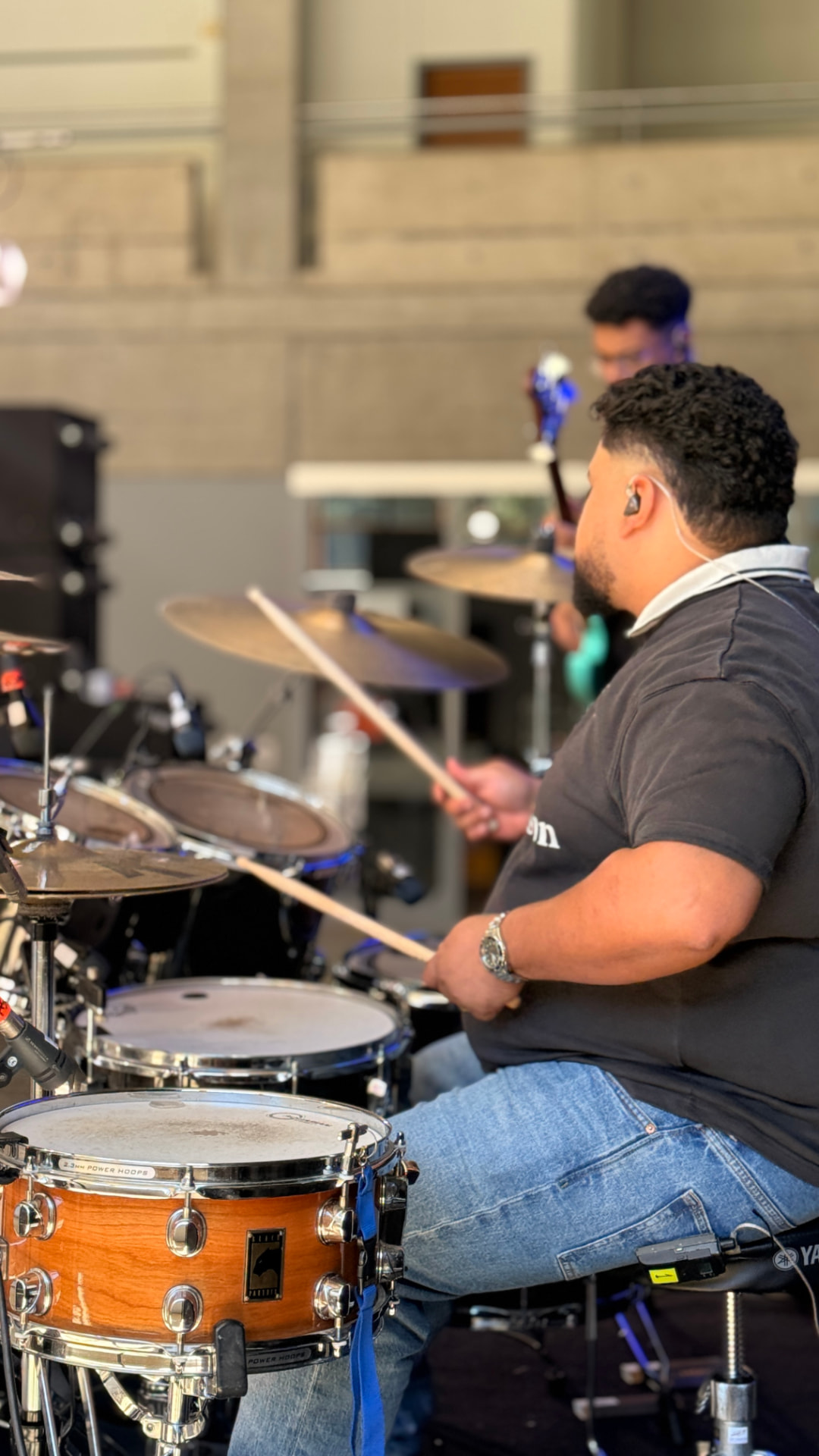 Banda de louvor tocando ao vivo durante a programação